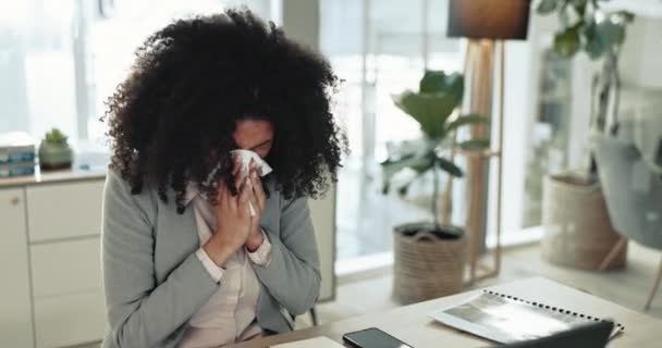 Больная Деловая Женщина Чихает Сморкается Аллергии Простуды Вируса Офисе Сотрудник — стоковое видео