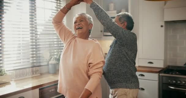 Ældre Par Dans Kærlighed Pensionering Hjem Køkken Med Kys Pleje – Stock-video