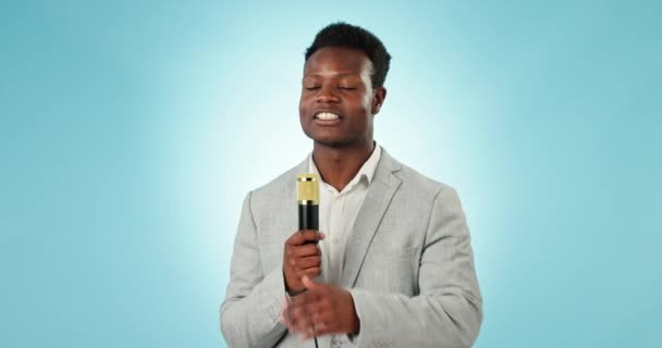 Muhabir Haber Yayın Siyahi Adam Mikrofon Iletişim Canlı Yayında Mavi — Stok video