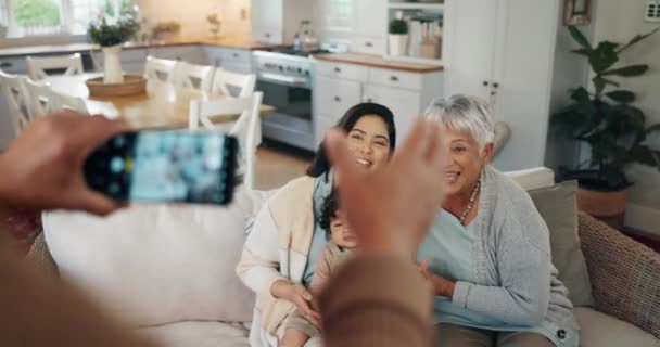 Telefoonscherm Handen Foto Van Familie Woonkamer Met Glimlach Kinderen Grootouders — Stockvideo