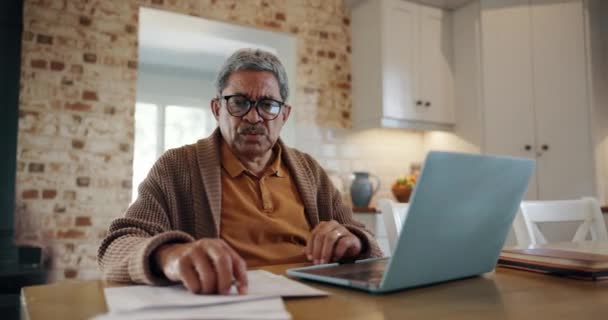 Старший Человек Разочарованный Ноутбук Дома Долги Пенсионного Фонда Инвестиций Налогообложения — стоковое видео