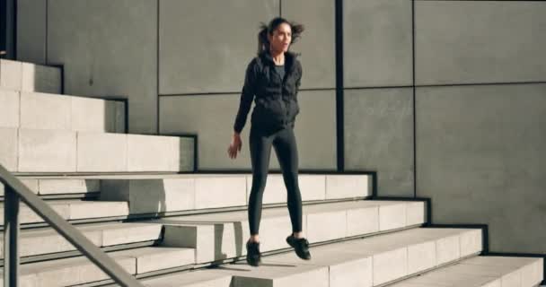 スクワット ジャンプ 筋トレーニング 朝のボディトレーニングのための都市階段の女性 アーバンフィットネス パワー パフォーマンス エネルギー コミットメント アウトドアスポーツチャレンジのステップ — ストック動画
