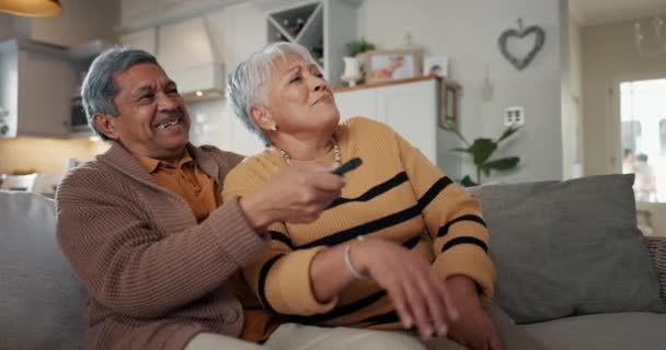 Zuhause Fernsehen Und Senioren Paar Mit Liebe Lustig Und Ruhestand — Stockvideo