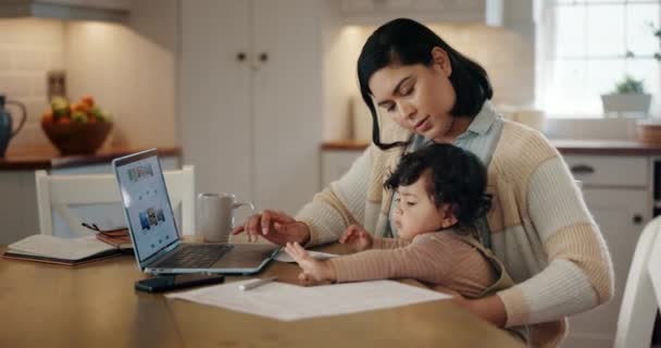 Madre Bambino Laptop Lavoro Dal Bilancio Nazionale Documenti Finanziari Ipotecari — Video Stock