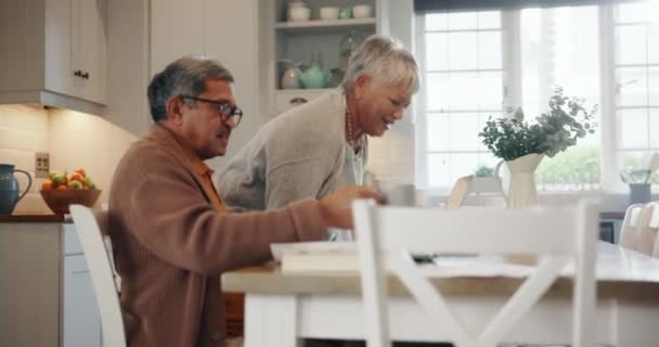 Дом Ноутбук Пожилая Пара Документами Планировкой Недвижимостью Инвестициями Сбережениями Разговорами — стоковое видео