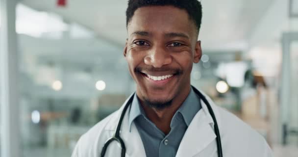 Szpital Lekarz Twarz Czarnego Człowieka Opieki Medycznej Ubezpieczeniowej Klinicznej Opieka — Wideo stockowe