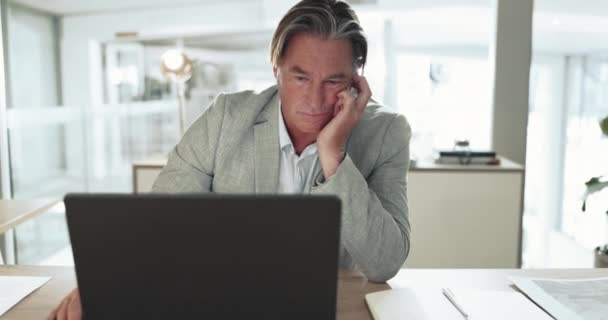 Moden Tænkende Forretningsmand Laptop Kontoret Planlægning Problemløsning Computer Tvivl Alvorlig – Stock-video