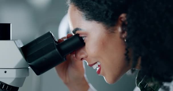 顕微鏡を有する医学 データ分析およびDnaテスト 笑顔および科学のサンプルを点検します 実験装置 実験およびワクチン接種を有する個人 科学者および従業員 — ストック動画