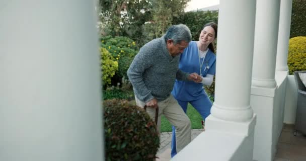 Gehen Senioren Und Pfleger Helfen Patienten Treppen Hinauf Treppen Hinauf — Stockvideo
