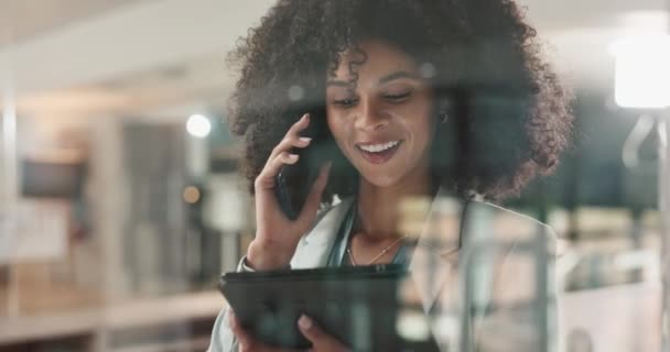 商务和女人与平板电脑 电话和连接对话 计划和说话 拥有智能手机 联系人和讨论功能的企业专业人员 员工和顾问 — 图库视频影像
