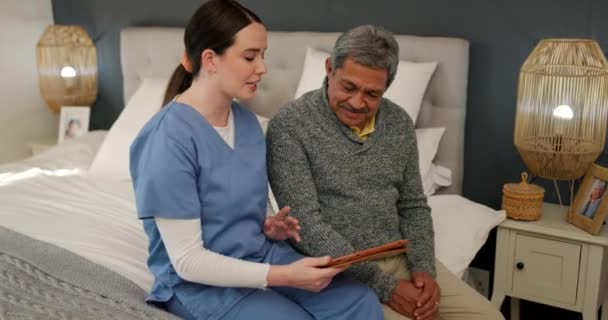 상담을위한 침실에서 남자와 태블릿 간호사 디지털 가정에서 환자와 검사를위한 간호사 — 비디오