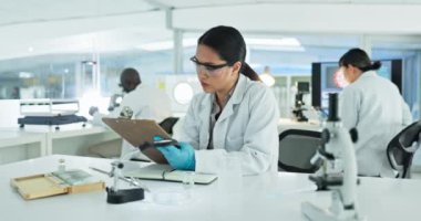 Laboratuvar, notlar ya da bilim adamı deney ya da tıbbi bilgi analizi için araştırma yazıyor. Bilimsel gelişim test sonuçları, yenilik ve rapor için not defteri, kadın veya pano uzmanı.