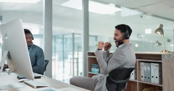 Forretningsmand Callcenter Team Fejrer Vindende Succes Eller Forfremmelse Kundeservice Kontoret – Stock-video