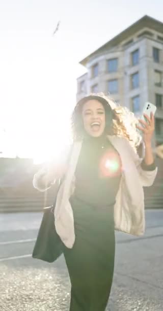 舞动的商业女性和城市 带着电话和耳机 自由和音乐 城市和女性专业人士 上下班通勤 带着来自音频的微笑在户外兴奋地旅行 — 图库视频影像