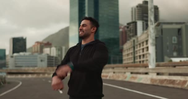 Fitness Celebración Hombre Feliz Una Calle Ciudad Con Carrera Meta — Vídeo de stock