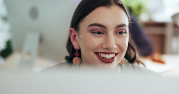 Okuma Gülümseme Kadını Ofisteki Bir Bilgisayarda Internetteki Bilgilerle Happy Teknoloji — Stok video