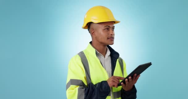 Trabalhador Construção Civil Homem Tablet Pensamento Estúdio Para Desenvolvimento Pesquisa — Vídeo de Stock
