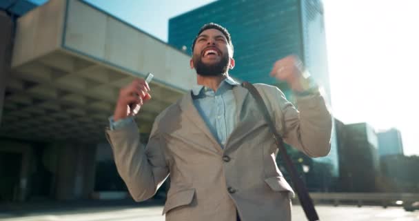 Caminhada Telefone Empresário Vencedor Cidade Para Bônus Lucro Financeiro Notificação — Vídeo de Stock