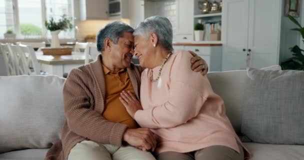 Joyeux Couple Personnes Âgées Baiser Sur Canapé Pour Amour Détendre — Video