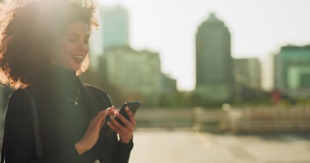 Caminar Teléfono Mujer Feliz Ciudad Las Redes Sociales Correo Electrónico — Vídeos de Stock