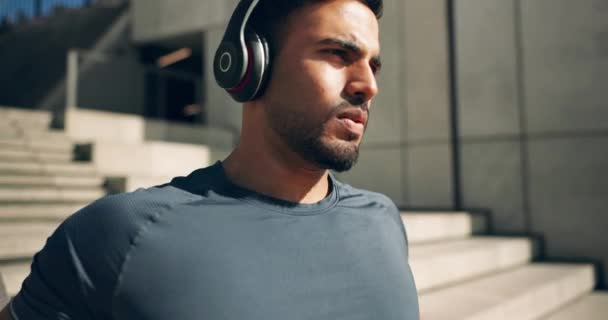 Muž Schodech Pro Fitness Zahřát Sluchátka Pro Svalové Cvičení Ranní — Stock video
