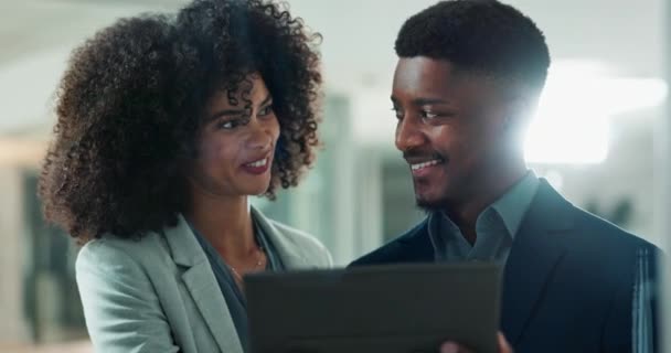 Επιχειρηματίες Χαμόγελο Και Μαύρος Άνδρας Tablet Γυναίκα Και Πληροφορίες Ιστοσελίδας — Αρχείο Βίντεο
