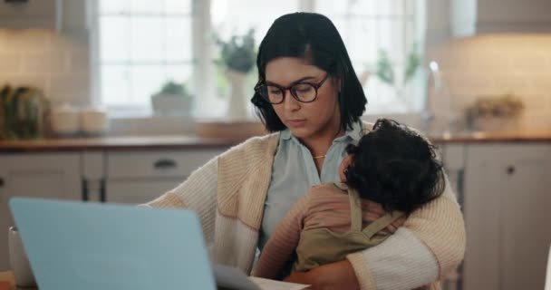 Afstandswerk Laptop Moeder Met Baby Een Keuken Multitasking Rekeningen Thuis — Stockvideo