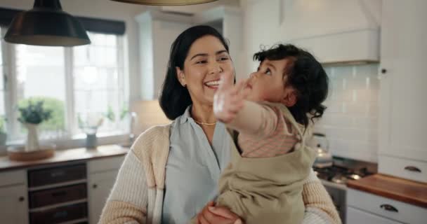 Ευτυχισμένοι Αγάπη Και Μητέρα Μωρό Μια Κουζίνα Παίζει Δένονται Και — Αρχείο Βίντεο