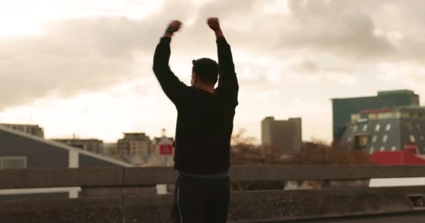 Fitness Miasto Tył Człowieka Świętowanie Dla Wykonywania Wolności Bieganie Sukces — Wideo stockowe