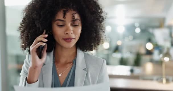 Llamada Telefónica Documentos Una Feliz Mujer Negra Negocios Oficina Para — Vídeos de Stock