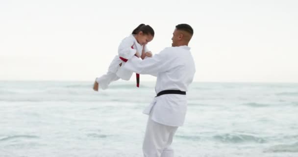Zee Sport Kind Met Vader Vechtsporten Spelen Vechten Leuke Spelletjes — Stockvideo