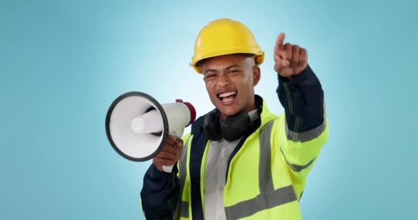 ビルダーマン メガフォン スタジオで叫び 青い背景で職場の人権を指し 抗議する 建設労働者 リーダーフェイス スピーチ 給与の増加のためのいじめ — ストック動画