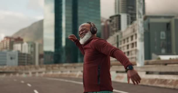 Fitness Úspěch Starší Černoch Běžec Kontrolující Čas Zatímco Městě Kardiochirurgický — Stock video