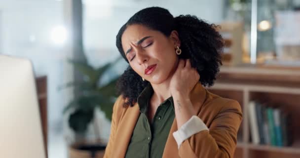 Vrouw Nek Hand Doet Pijn Kantoor Pijn Kramp Laptop Zaken — Stockvideo
