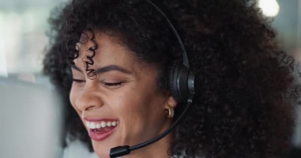 Τηλεφωνικό Κέντρο Αστείο Και Γυναίκα Μιλώντας Στην Εξυπηρέτηση Πελατών Τεχνική — Αρχείο Βίντεο