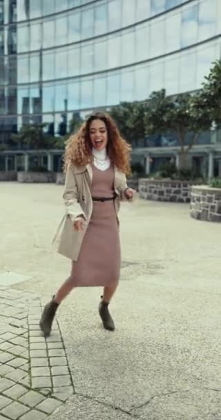 Dansen Zakenvrouw Stadsfeest Met Geluk Vrijheid Straat Van Prestatie Gek — Stockvideo