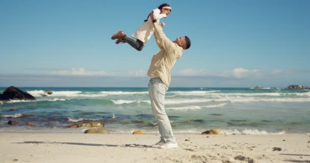 Aile Sahil Çocukla Havada Oynamak Miami Gezmek Gezmek Tatil Yapmak — Stok video