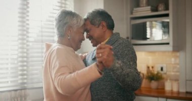 Emeklilik, ev sahibi ve yaşlı çift evde, mutfakta ya da oturma odasında birlikte dans edip sevişiyorlar. Mutlu, yaşlı insanlar ve evlilikte özgürlük, barış ve mutlulukla dans ediyorlar..