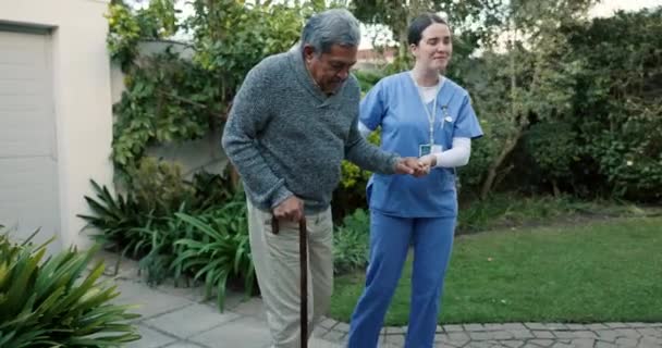 看護師 そしてサポートと信頼のシニアケア 新鮮な空気と優しさのために歩く手助け リハビリテーション 介護者 障害のある人 アウトドア ホームケア — ストック動画