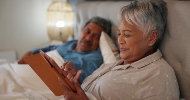 在社交媒体或移动应用程序上 平板电脑和高级情侣在床上联谊 并在一起放松 数字技术和老年男女在家里的卧室里享受退休生活 — 图库视频影像