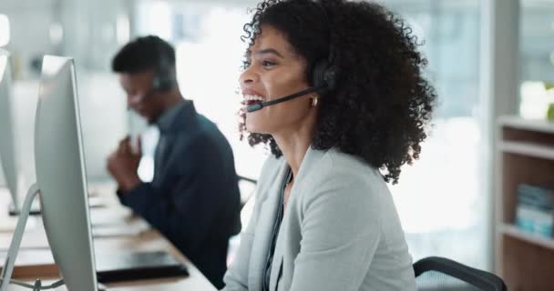 Glückliche Frau Callcenter Und Gesicht Mit Kopfhörern Kundendienst Support Oder — Stockvideo