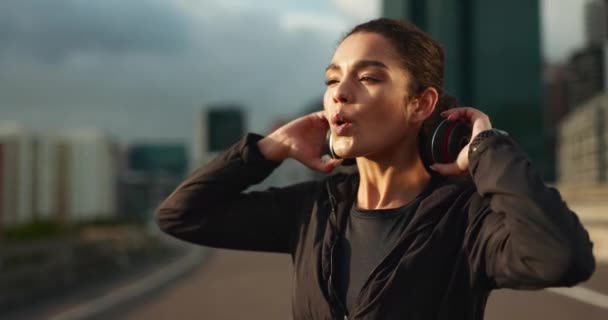 Kulaklıklar Sakin Kadın Sporcu Yarış Maraton Yarışma Eğitimi Için Şehirde — Stok video