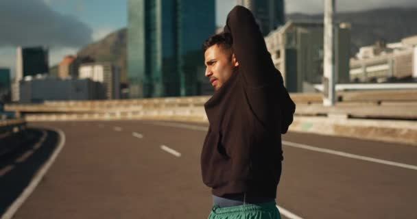 Mann Freien Und Streckende Arme Für Fitness Bewegung Und Leistung — Stockvideo