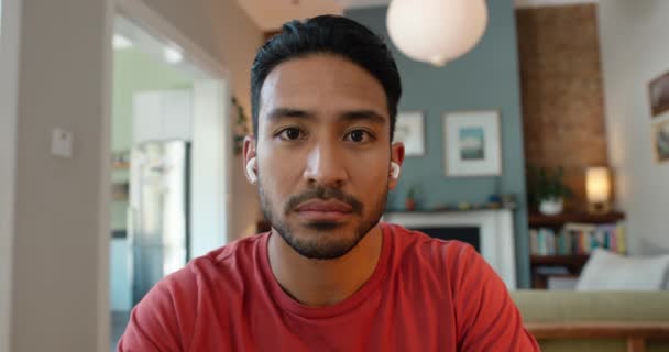 Обличчя Дім Азіатський Чоловік Відеодзвінком Прослуховуванням Спілкуванням Мовою Тіла Портрет — стокове відео