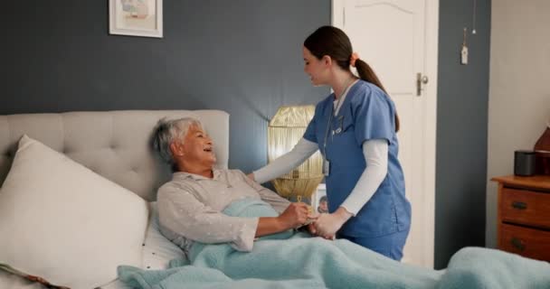 Mogen Kvinna Och Patient Med Sjuksköterska Sovrummet För Hjälp Komfort — Stockvideo