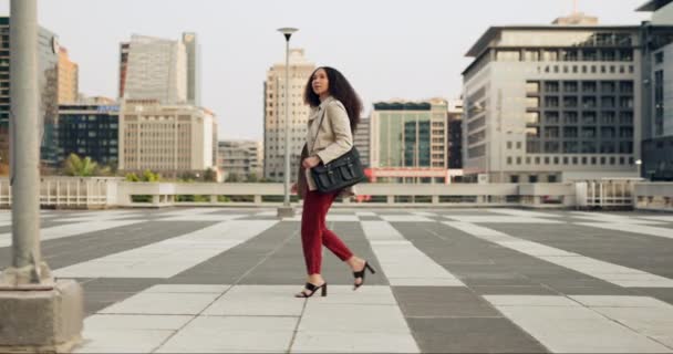 Уличные Прогулки Бизнес Женщиной Мода Нью Йорк Стилем Трикотажной Одеждой — стоковое видео