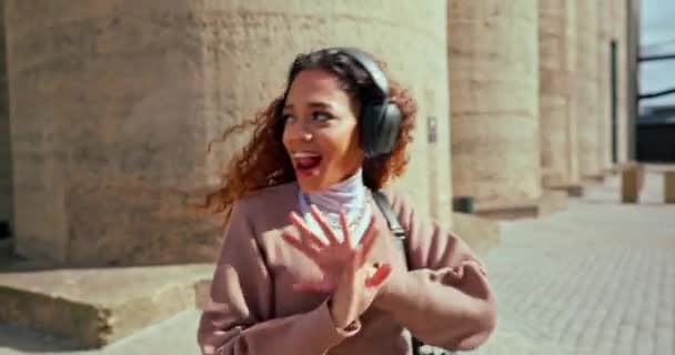 Femme Danse Ville Avec Visage Écouteurs Sourire Dans Rue Urbaine — Video