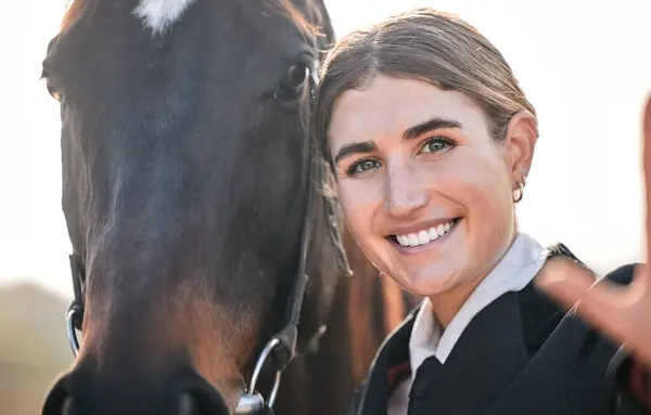 スポーツ トレーニング レジャーの趣味のための牧場で馬とセルフィー 馬と女性 肖像画 そして彼女のスタイリッシュなアウトドアとユニフォームで幸せな若いライダー — ストック写真