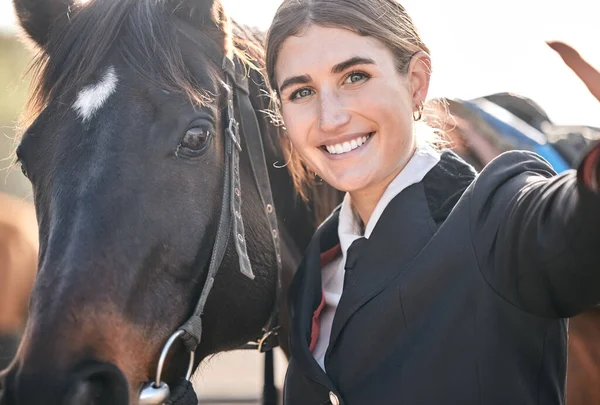 セルフィー スポーツ トレーニング レジャーの趣味のための牧場で彼女の動物と女性 競争のための均一な屋外の肖像画 笑顔または馬小屋そして幸せな若い安定したライダー — ストック写真