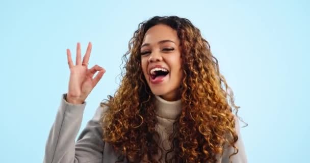Tamam Göz Kırpma Kadını Bir Stüdyoda Anlaşma Emoji Işareti Ile — Stok video